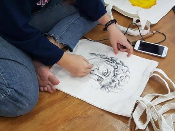 อาสาสมัครลงลายกระเป๋าผ้า เพื่อพัฒนาเด็กด้อยโอกาส  7 เม.ย. 62 Painting Bag Volunteer to Support Child Development Center in Thailand April, 7, 19